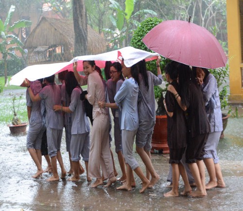 Cơn mưa “lạ” trong khóa tu mùa hè chùa Hoằng Pháp