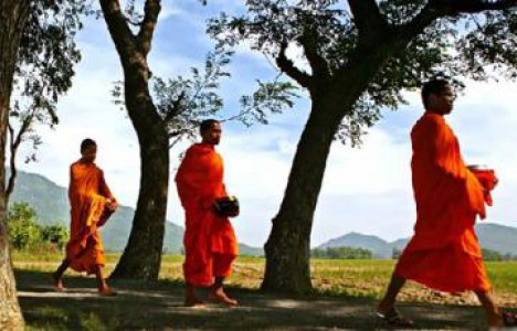 Giữ gìn đạo Phật ở thanh niên Khmer lao động xa quê