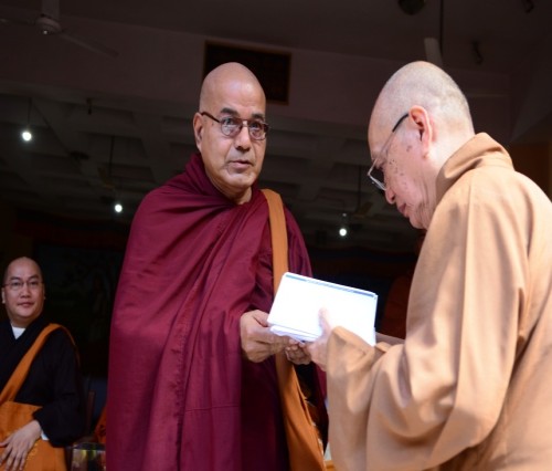 Đoàn Phật giáo Việt Nam cứu trợ nạn nhân động đất tại Nepal