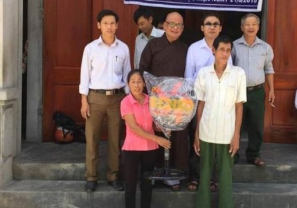 Hà Tĩnh: Nhóm Phật tử từ thiện Nguyên Quang tặng nhà cho hội viên người mù