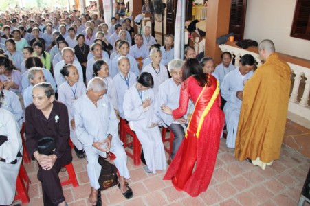 Hà Tĩnh: Lễ vu lan, bồng hồng cài áo tại chùa Nhiễu Long