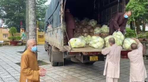 Bình Phước: Tăng ni, Phật tử góp 12 tấn rau, quả giúp người dân Bình Dương trong bão dịch