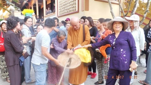 Phật tử chùa Huệ Nghiêm tặng quà từ thiện tại thị xã Ninh Hòa