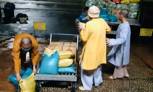14 tấn lương thực của Phật giáo tỉnh Bình Phước được trao tặng vùng dịch Đồng Nai