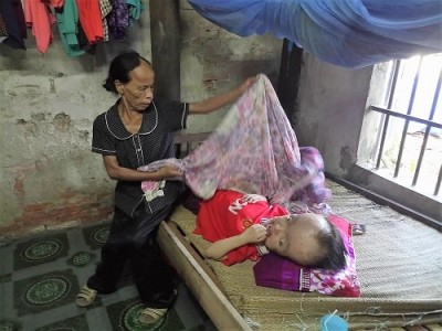 Hà Tĩnh: Rơi nước mắt cảnh người phụ nữ tàn tật nuôi chồng, con liệt giường 