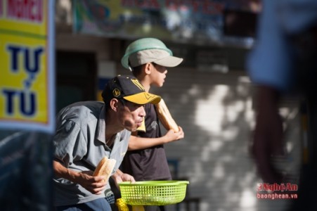 Nghệ An: Bánh mì và nước uống miễn phí cho người nghèo