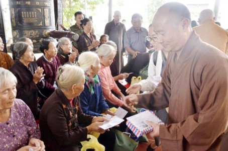 BTS GHPGVN tỉnh Hà Tĩnh thăm hỏi tặng quà người dân vùng lũ