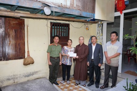 Đà Nẵng: Chùa Bà Đa - Báo Công an Tp hỗ trợ sửa chữa nhà cho gia đình có hoàn cảnh khó khăn