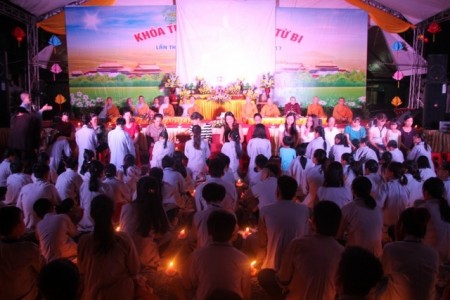 Xúc động đêm thắp nến tri ân tại chùa Bụt Mọc