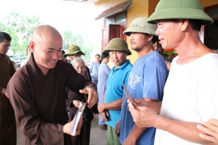 Chùa Hòa Phúc trao tặng 215 suất quà cho người dân Hà Tĩnh bị thiên tai