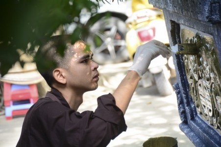Chùm ảnh công tác chuẩn bị hoa đăng kỷ niệm đức Phật A Di Đà tại chùa Hoằng Pháp