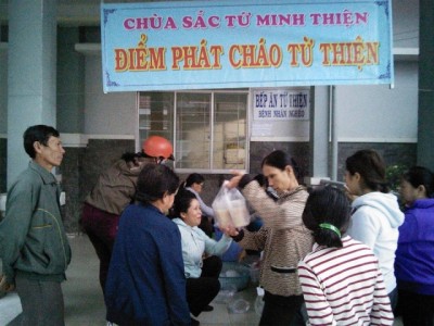 Khánh Hòa: Chùa Sắc tứ Minh Thiện phát cháo và sữa cho bệnh nhân nghèo