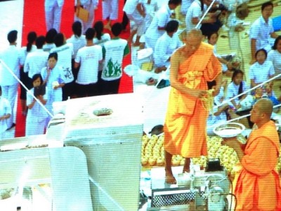 Lễ rót vàng đúc tượng Phật và chúc thọ viện trưởng Tu viện Dhammakaya