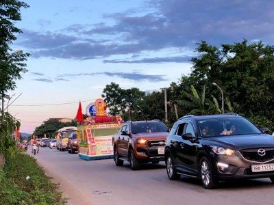 Hà Tĩnh: Phật giáo Hương Sơn diễu hành xe hoa Phật đản PL2562