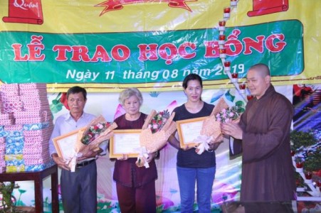 Đồng Nai: Chùa Linh Quang tổ chức lễ trao học bỗng Đuốc Tuệ