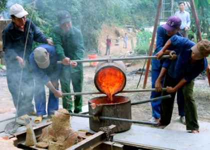 Lễ chú nguyện rót đồng đúc đại hồng chung chùa Yên Mã