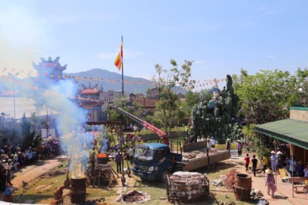 Hà Tĩnh: Lễ rót đồng đúc tôn tượng Phật Bổn sư Thích Ca Mâu Ni