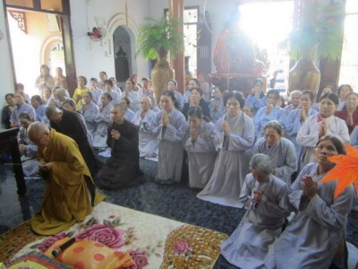 Phật tử chùa Linh Sơn Pháp Ấn hành hương từ thiện đầu năm