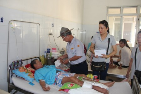 Đội TNV máu sống GĐPT Đà Nẵng tặng quà cho bệnh nhân khó khăn