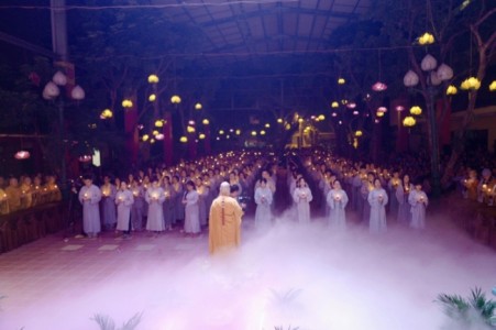 Hà Nội: Hàng ngàn người đến dự đêm hội hoa đăng kính mừng ngày Phật thành đạo