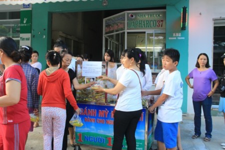 Đà Nẵng: Nhóm thiện nguyện Sen Trắng tặng quà cho người nghèo