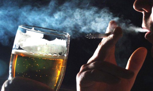 Hút thuốc, uống bia có vi phạm giới luật? 