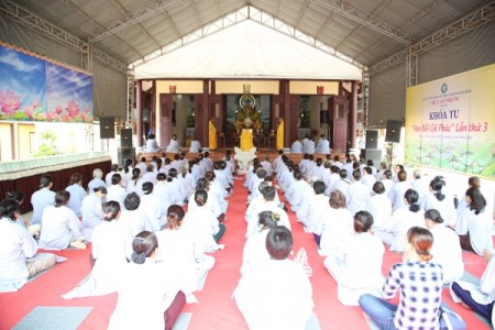 Đà Nẵng: Khóa tu ‘Vun bồi cội phúc’ và rót đồng đúc tôn tượng Phật