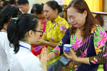 Hơn 900 bạn trẻ khóc như mưa trong 'Lễ thành nhân' tại chùa Hòa Phúc