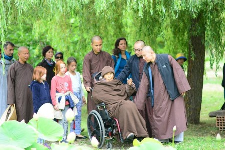 Gần một ngàn thiền sinh thiền hành cùng thiền sư Thích Nhất Hạnh khóa tu mùa hè 2016