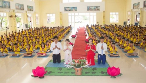 Hai đôi bạn trẻ tổ chức hằng thuận tại chùa Chí Linh