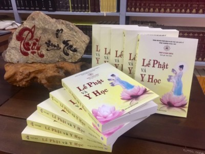 'Lễ Phật và Y Học' cuốn sách gối đầu giường cho người học Phật
