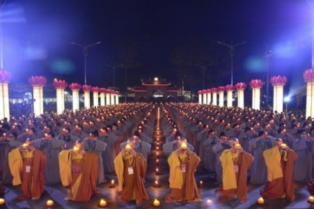 Lung linh hoa đăng vía Đức Phật A Di Đà 2020