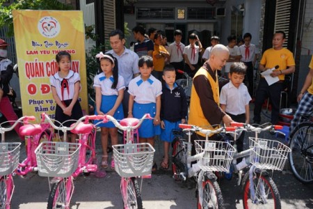 Đà Nẵng: Nhóm thiện nguyện Lam Yêu Thương tặng xe đạp cho học sinh nghèo hiếu học