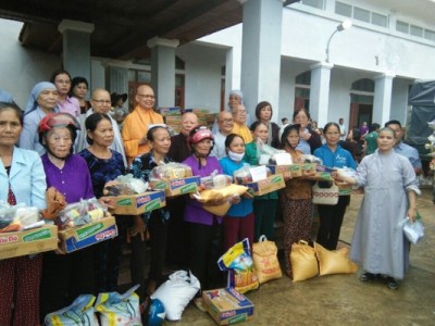 Phân ban Ni giới Phật giáo Đà Nẵng cứu trợ đồng bào bị bão lũ miền Trung