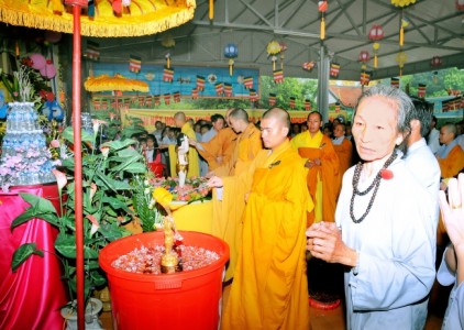 Các chùa ở Hà Tĩnh, Nghệ An, Thái Bình tổ chức đại lễ Phật đản PL 2560