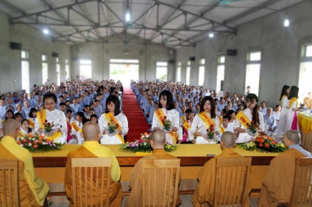 Hàng trăm người về chùa Đống Cao tham dự đại lễ Phật đản PL 2562