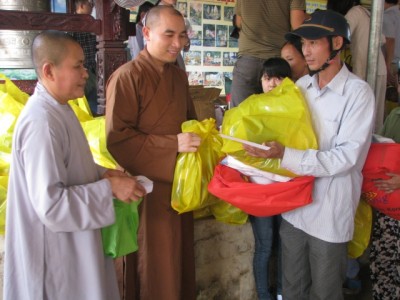 Trao quà người dân vùng lũ Nghệ An, Hà Tĩnh và áo ấm  cho học sinh