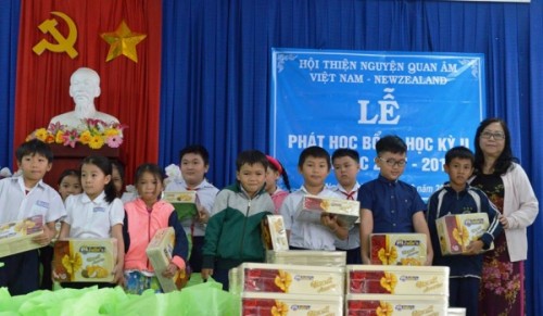 Khánh Hòa: Hội Thiện nguyện Quan Âm Việt Nam - New Zealand trao học bổng cho học sinh nghèo