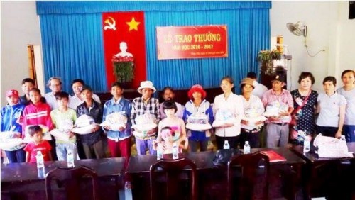 Khánh Hòa: Tặng quà cho bà con nghèo xã miến núi Ninh Tây