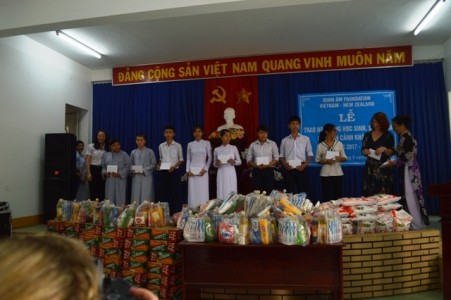 Khánh Hòa: Qũy thiện nguyện Quan Âm Việt Nam – New Zealand phát học bổng cho HSSV nghèo học giỏi