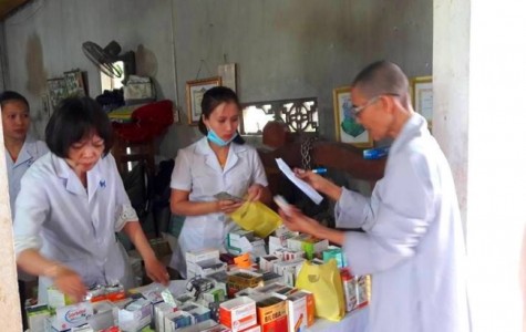 Trao 300 suất quà cho học sinh nghèo, khám và cấp phát thuốc miễn phí cho người dân
