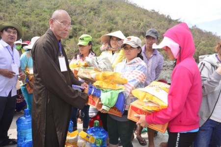 Khánh Hòa: Trao 1.600 suất quà cho bà con vùng bão huyện Vạn Ninh