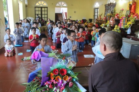 Lễ tri ân nhân ngày nhà giáo của lớp học Đạo hiếu chùa Hòa Phúc