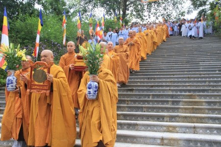 Hà Tĩnh: Lễ rước kim thân tôn tượng Phật về TT Văn hóa Phật giáo