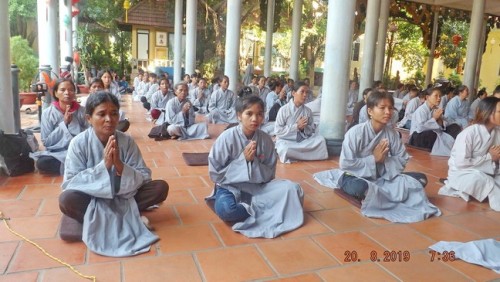 Hơn 200 Phật tử tham dự khóa tu Bát quan trai tại chùa Lộc Thọ