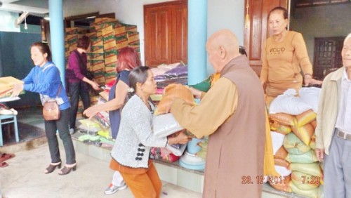 Chùa Bảo Tạng tặng quà tại tỉnh Khánh Hòa