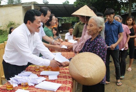  Hà Tĩnh: Đoàn từ thiện Ly Võ Hoàng Yên phát 1.000 phần quà hỗ trợ đồng bào bị thiệt hại do lũ lụt 