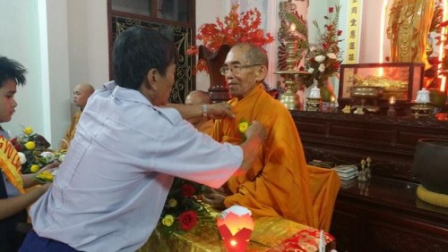 Lễ cài bông hồng hiếu hạnh tại chùa Viên Ngộ