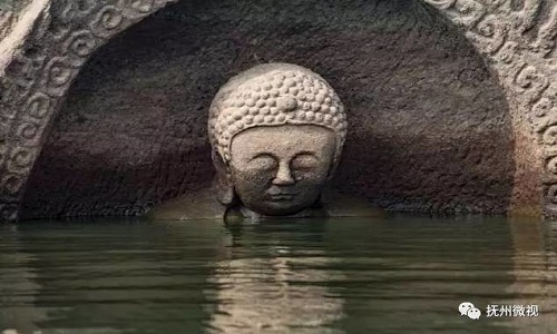 Tượng Phật từ thời nhà Minh nổi trên mặt hồ Trung Quốc