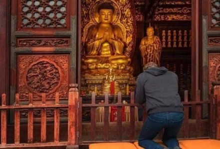 Nhà sáng lập facebook đến chùa lễ Phật